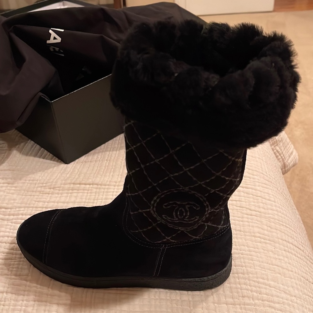Gorgeous never worn chanel shearling boots!